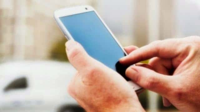 smartphone-display-coud-retain-fingerprints-after-wiping-624x350